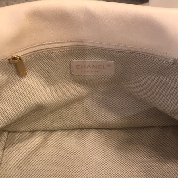 100% Authentic Chanel Cream Purse w Gold Hardware - Picture 6 of 8